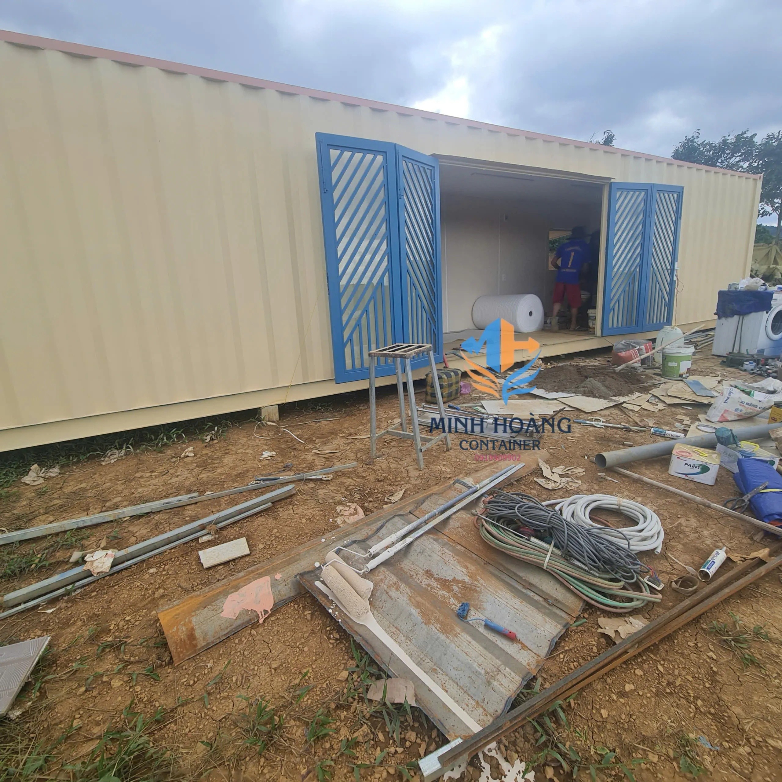 Container Văn Phòng 40 Feet Trắng – Cửa Đại Xanh Dương: Giải Pháp Không Gian Lưu Động Hoàn Hảo Cho Mọi Địa Hình